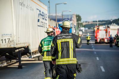 Stuttgart-Hedelfingen: Brand von Muell bei Recyclingunternehmen - B10 in Rauch gehuellt